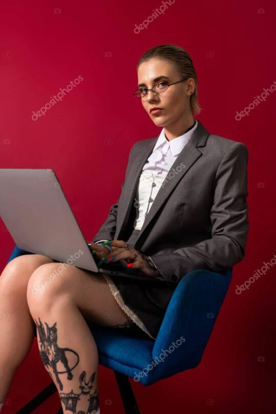 Retrato del diseñador en su estudio
